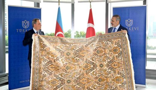 Azerbaycan Dışişleri Bakanı Bayramov, Hakan Fidan’a Karabağ halısı hediye etti