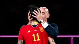 İspanya Futbol Federasyonu Başkanı Jenni Hermoso’yu öptü, istifa etti