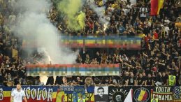 Mücadele 50 dakika durdu! Romanya-Kosova maçında açılan pankart karşılaşmanın önüne geçti