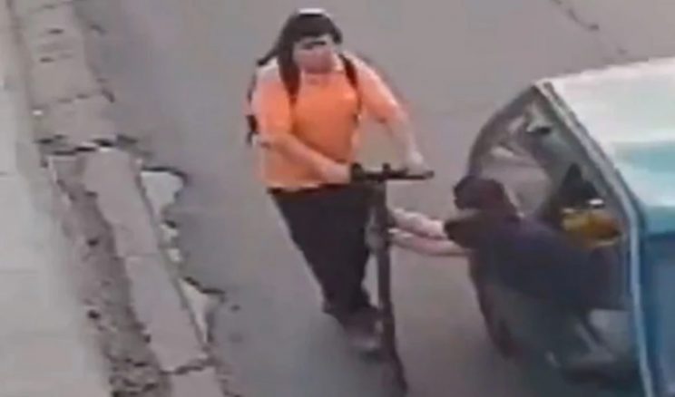 Şili’de hırsızlar, seyir halindeki skuteri çaldı: O anlar kameralara yansıdı