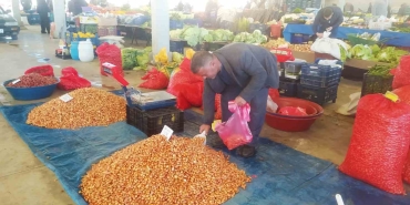 TOHUMLUK KURU SOĞANIN FİYATI CEP YAKIYOR GEÇEN YIL 40 LİRA OLAN KİLOGRAM FİYATI 140 TL'YE YÜKSELDİ