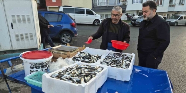 TEKİRDAĞ'DA SEYYAR TEZGAHLARDA İSTAVRİTİN KİLOSU 150 LİRAYA SATILIYOR