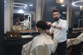 BERBERLERDEN İLGİNÇ ÇIKIŞ; "ROBOTLARIN BİZİM SEKTÖRDE HİÇ ŞANSI YOK" ROBOTUN TIRAŞ YAPTIĞINA DAİR GÖRÜNTÜLER, BERBERLİĞİ DÜŞÜNEN GENÇLERİ MESLEKTEN SOĞUTUYOR