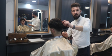 BERBERLERDEN İLGİNÇ ÇIKIŞ; "ROBOTLARIN BİZİM SEKTÖRDE HİÇ ŞANSI YOK" ROBOTUN TIRAŞ YAPTIĞINA DAİR GÖRÜNTÜLER, BERBERLİĞİ DÜŞÜNEN GENÇLERİ MESLEKTEN SOĞUTUYOR