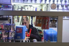 İKİ METREKARELİK DÜKKÂNINDA AÇAMAYACAĞI KAPI YOK İKİ METRE KARELİK DÜKKANINDA YER OLMADIĞI İÇİN ÇIRAK ALAMIYOR