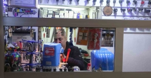 İKİ METREKARELİK DÜKKÂNINDA AÇAMAYACAĞI KAPI YOK İKİ METRE KARELİK DÜKKANINDA YER OLMADIĞI İÇİN ÇIRAK ALAMIYOR
