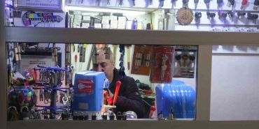 İKİ METREKARELİK DÜKKÂNINDA AÇAMAYACAĞI KAPI YOK İKİ METRE KARELİK DÜKKANINDA YER OLMADIĞI İÇİN ÇIRAK ALAMIYOR