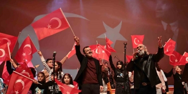 CEM KARACA DENİZLİ’DE ŞARKILARIYLA ANILDI DENİZLİ BÜYÜKŞEHİRDEN CEM KARACA ANISINA MUHTEŞEM KONSER