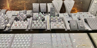 SEVGİLİLER GÜNÜ ÖNCESİ KAPALIÇARŞI’DA ALIŞVERİŞ HAREKETLİLİĞİ BAŞLADI ALTIN FİYATLARINDAKİ ARTIŞ TAKI FİYATLARINA DA YANSIDI