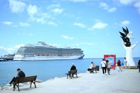 KUŞADASI'NA İLK SEFERİNİ YAPAN KRUVAZİYER 3 BİN 560 TURİST GETİRDİ