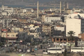 DEPREMLE BİRLİKTE KİRA FİYATLARININ TAVAN YAPTIĞI İSKENDERUN'DA SURİYELİLERİN DÖNÜŞÜ VE AFET KONUTLARININ TESLİMİ FİYATLARI DÜŞÜRMEYE BAŞLADI