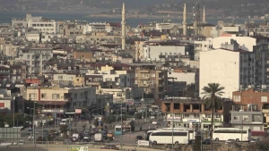 DEPREMLE BİRLİKTE KİRA FİYATLARININ TAVAN YAPTIĞI İSKENDERUN'DA SURİYELİLERİN DÖNÜŞÜ VE AFET KONUTLARININ TESLİMİ FİYATLARI DÜŞÜRMEYE BAŞLADI