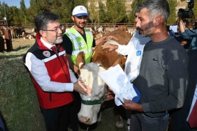 BAKAN YUMAKLI, KURBAN BAYRAMI'NDA 830 BİN BÜYÜKBAŞ VE 2,5 MİLYON KÜÇÜKBAŞ HAYVAN KESİLDİĞİNİ AÇIKLADI