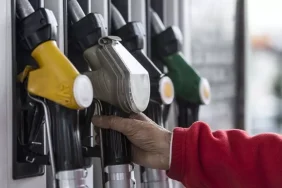 ruzgar-tersine-dondu-petrol-fiyati-dustu-akaryakita-indirim-bekleniyor-ab7zgvJ2.jpg