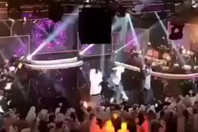 tel avive gotur beni sarkisini soyleyen sarkici dovulerek sahneden atildi 1 88pLVgW3