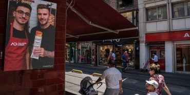 İSTANBUL’DA BİR DÖNERCİNİN CHATGPT İLE ÜRETTİĞİ ‘ÜNLÜ FOTOĞRAFLARI’ GERÇEĞİNDEN DAHA ÇOK İLGİ GÖRDÜ, DÜNYA MEDYASINDA HABER OLDU İSTANBUL’DAKİ DÖNERCİNİN CHATGPT REKLAMI DÜNYA BASININDA PAYLAŞILDI