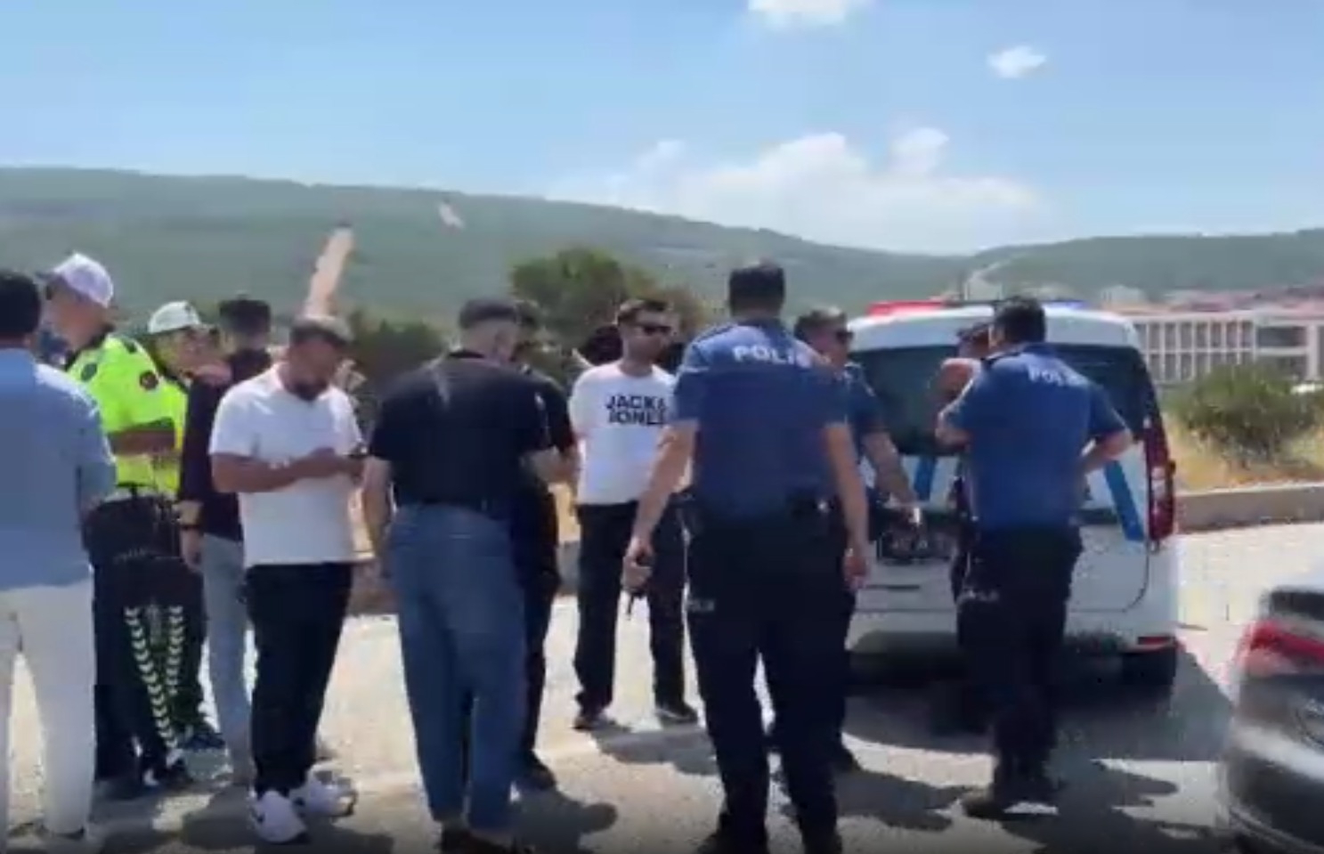 dur ihtarina uymadi kacarken 4 polis aracina carpti savunmasi yok artik dedirtti 0 DWXEHDil