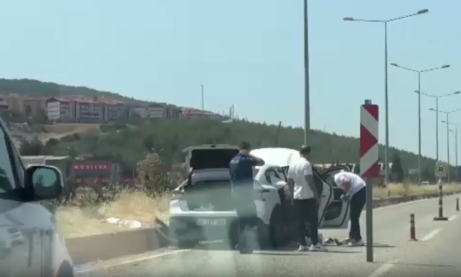 dur ihtarina uymadi kacarken 4 polis aracina carpti savunmasi yok artik dedirtti 2 jzCWclr3