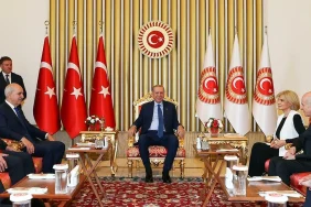 ÇİLLER’İN ERDOĞAN’IN YANINDAKİ GÖRÜNTÜSÜ GÜNDEM OLDU 7 fotojpg-wnoBga1YCUedZz3irZk8XQ
