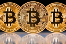 trumpin-zaferiyle-yukselise-gecen-bitcoinden-tarihi-rekor-82-bin-dolara-yaklasti-dxbh_cover