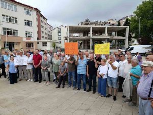 EYNESİL'DE ÇAY ÜRETİCİLERİNDEN TEPKİ: "ÇAYKUR ÜRETİCİYİ ÖZEL SEKTÖRÜN İNSAFINA BIRAKTI"