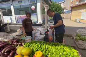 ÜNİVERSİTELİ KARDEŞLER HEM AİLELERİ HEM DE KENDİLERİ İÇİN ÜRETİYOR ÜNİVERSİTE ÖĞRENCİSİ OLAN KARDEŞLER, YAZ AYLARINDA SEBZE ÜRETİMİ VE HAYVANCILIK YAPARAK AİLE EKONOMİSİNİ KATKIDA BULUNUYOR