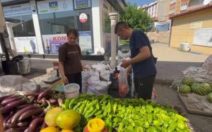 ÜNİVERSİTELİ KARDEŞLER HEM AİLELERİ HEM DE KENDİLERİ İÇİN ÜRETİYOR ÜNİVERSİTE ÖĞRENCİSİ OLAN KARDEŞLER, YAZ AYLARINDA SEBZE ÜRETİMİ VE HAYVANCILIK YAPARAK AİLE EKONOMİSİNİ KATKIDA BULUNUYOR
