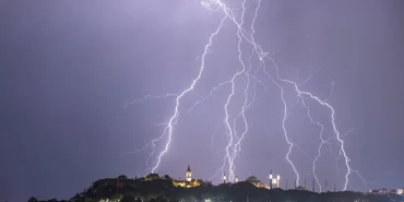 İSTANBUL'DA GECEYİ ŞİMŞEKLER AYDINLATTI