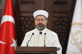 Ünlü yazardan Diyanet'e sert tepki Başörtüsünü çıkardı