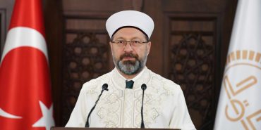 Ünlü yazardan Diyanet'e sert tepki Başörtüsünü çıkardı
