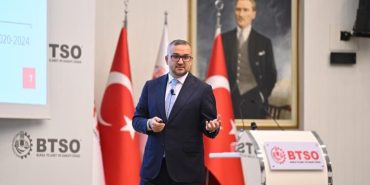 PARANIN PATRONU KONUŞTU: "FAİZ İNDİRİMİ ENFLASYON KONTROL ALTINDAYKEN ETKİLİ OLUR" MERKEZ BANKASI REZERVLERİNDE REKOR ARTIŞ TCMB BAŞKANI DR. FATİH KARAHAN: "DEZENFLASYON SÜRECİ KESİNTİSİZ SÜRÜYOR" "TOPLUMSAL REFAHA EN BÜYÜK KATKIYI, FİYAT İSTİKRARINI SAĞLAYARAK SUNACAĞIZ" "FAİZ İNDİRİMİ ENFLASYON KONTROL ALTINDAYKEN ETKİLİ OLUR, ÖNEMLİ OLAN POLİTİKA FAİZİNİN SEVİYESİ DEĞİL, ENFLASYON BEKLENTİLERİNİN YÖNETİLMESİDİR." "BEKLENTİLER İYİLEŞTİKÇE UZUN VADELİ FAİZLER DÜŞÜYOR, VADELER UZUYOR. "YÜKSEK ENFLASYON YATIRIM İŞTAHINI ZAYIFLATIR, BÜYÜMEYİ TÜKETİME DAYALI HALE GETİRİR. FİYAT İSTİKRARI SAĞLANDIĞINDA İSE UZUN VADELİ YATIRIM ORTAMI GÜÇLENİR, FAİZLER KALICI OLARAK DÜŞER VE BÜYÜME SÜRDÜRÜLEBİLİR OLUR."