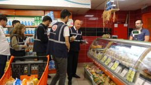 OKULUN İLK GÜNÜ MARKETLER MERCEK ALTINDA TİCARET İL MÜDÜRÜ'NDEN FIRSATÇILARA NET MESAJ: "GEÇİT VERMEYECEĞİZ"