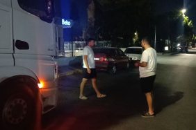 BEKO ÖNÜNDE SAATLERCE BEKLETİLEN TIRCILARDAN TEPKİ ŞOFÖRLER, TAKOGRAF SÜRELERİNİN DOLDUĞUNU VE BU SÜREÇTE YEMEK İLE SU İHTİYAÇLARININ DA KARŞILANMADIĞINI BELİRTTİ