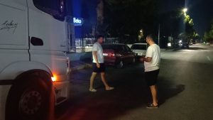 BEKO ÖNÜNDE SAATLERCE BEKLETİLEN TIRCILARDAN TEPKİ ŞOFÖRLER, TAKOGRAF SÜRELERİNİN DOLDUĞUNU VE BU SÜREÇTE YEMEK İLE SU İHTİYAÇLARININ DA KARŞILANMADIĞINI BELİRTTİ