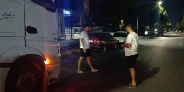 BEKO ÖNÜNDE SAATLERCE BEKLETİLEN TIRCILARDAN TEPKİ ŞOFÖRLER, TAKOGRAF SÜRELERİNİN DOLDUĞUNU VE BU SÜREÇTE YEMEK İLE SU İHTİYAÇLARININ DA KARŞILANMADIĞINI BELİRTTİ