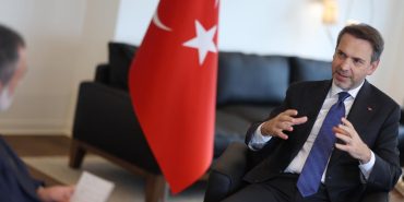 BAKAN BAYRAKTAR’DAN ÇİN’LE İŞ BİRLİĞİ MESAJI ENERJİ VE TABİİ KAYNAKLAR BAKANI ALPARSLAN BAYRAKTAR: "NÜKLEER, YENİLENEBİLİR, İLETİM VE MADENLER KONUSUNDA İŞ BİRLİĞİ YAPABİLİRİZ"