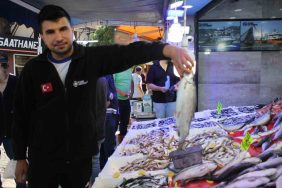 SAMSUN'DA HAMSİ BOLLUĞU FİYATLARI DÜŞÜRDÜ: "FAKİRİN ETİ" OLDU