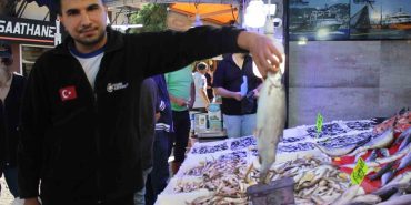 SAMSUN'DA HAMSİ BOLLUĞU FİYATLARI DÜŞÜRDÜ: "FAKİRİN ETİ" OLDU