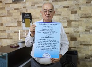 SAHTE VE AYARI DÜŞÜK ALTINLAR ARTTI, DARPHANE DIŞI ÜRÜN SATIŞI YASAKLANDI ADANA'DA KUYUMCULARA 'BU İŞ YERİNDE SADECE YENİ TARİHLİ DARPHANE SARRAFİYE ÜRÜNLERİ SATILMAKTADIR' YAZILI DÖVİZLER ASILDI ADANA KUYUMCULAR ODASI BAŞKANI OĞUZ BAŞMAN: "PİYASAYI ESKİ MALLARDAN TEMİZLEYECEĞİZ"