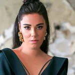 YEŞİLÇAM’IN EFSANE İSMİNİN SON HALİ ŞOKE ETTİ: ZAMANA RAĞMEN GÜCÜNÜ KORUYOR 2 thumbnail