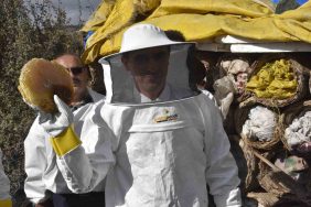 Bitlis Valisi Karakaya dünyaca ünlü karakovan balının hasadını yaptı 10 BİTLİS VALİSİ KARAKAYA DÜNYACA ÜNLÜ KARAKOVAN BALININ HASADINI YAPTI VALİ KARAKAYA: "TARIM VE ORMAN BAKANLIĞI TARAFINDAN BİTLİS'TEKİ ARICILARA 340 MİLYON TL DESTEK VERİLDİ" "2024 YILI VERİLERİNE GÖRE BİTLİS'TE 2 BİN 225 TON BAL ÜRETİMİ GERÇEKLEŞMİŞ"