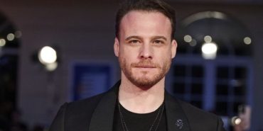 202863-kerem-bursin-in-yeni-aski-fenomen-cikti-68f771e6a9d23