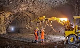 MADEN SEKTÖRÜNDE YENİ DÖNEM! YATIRIM YAPMAYAN ‘ÇANTACI’LARIN RUHSATLARI İPTAL EDİLECEKEnerji ve Tabii Kaynaklar Bakanlığı, madencilik sektöründe uzun süredir gündemde olan “çantacı ruhsat sahipleri” için kapsamlı bir düzenlemeye gidiyor. Yeni uygulamayla birlikte, madencilik ruhsatı alıp sahada hiçbir yatırım yapmayan ya da üretimi geciktiren kişi ve firmaların ruhsatları iptal edilecek. Bakanlık tarafından yürütülen düzenleme, Türkiye genelinde faaliyet gösteren ancak üretime geçmeyen binlerce ruhsatlı maden sahasını kapsayacak. Bu çerçevede, iki yıl üst üste yatırım planını yüzde 50’nin altında gerçekleştiren firmaların ruhsatlarının iptali gündeme alınacak. Ayrıca, yeni yönetmelikle birlikte maden sahalarında çevresel uyum teminatları yükseltilirken, ruhsat sahiplerinden üretim raporlarını zamanında sunmaları zorunlu hale getirilecek. Bu raporları geciktiren ya da eksik beyan eden firmalara ciddi para cezaları uygulanacak. Bakanlık yetkilileri, alınan kararların madencilikte şeffaflık, sürdürülebilirlik ve verimlilik hedefleri doğrultusunda hayata geçirileceğini belirtiyor. Sektörde “çantacı” olarak tabir edilen ve yalnızca ruhsat ticareti yapan kişi ya da şirketlerin sektörden tamamen ayıklanması hedefleniyor. Yeni uygulama ile birlikte, madencilik alanında gerçek yatırımcıların önü açılacak, üretim kapasitesini artırmayan firmaların yerini aktif ve sürdürülebilir madencilik yatırımları alacak. Uzmanlar, düzenlemenin sektörde uzun süredir beklenen bir adım olduğuna dikkat çekerek, “Bu karar madencilikte spekülatif kazanç dönemini bitirir, yatırımcı odaklı bir yapıyı güçlendirir.” değerlendirmesinde bulundu. Bakanlık, düzenlemenin Resmî Gazete’de yayımlanmasının ardından 2026 yılı itibarıyla yürürlüğe gireceğini açıkladı. 6 download