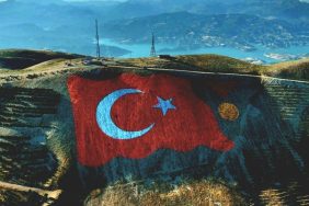 Kahramanmaraş’ta Dağ Zirvesine Nakşedilen Dev Türk Bayrağı Görenleri Etkiledi 5 f3985248-85ee-4ffb-b394-3a5787a44f2f-1100x650