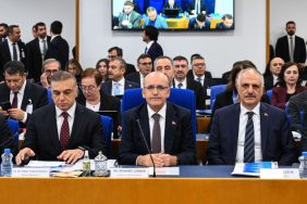 BAKAN ŞİMŞEK: "VERGİ VE HARÇLARDAKİ GÜNCELLEMENİN YENİDEN DEĞERLEME ORANI YERİNE ENFLASYON HEDEFLERİNİ DİKKATE ALARAK YAPILMASI GÜNDEMİMİZDE" "KÜRESEL KONJONKTÜRÜN ÜLKEMİZ İÇİN DAHA OLUMLU SEYRETMESİNİ BEKLİYORUZ" "CARİ AÇIĞI ENDİŞE KAYNAĞI OLMAKTAN ÇIKARDIK" "700 BAZ PUANA KADAR YÜKSELEN RİSK PRİMİMİZ 250 BAZ PUANIN ALTINA GERİLEDİ" "BÜTÇE AÇIĞININ 2025 YILINDA YÜZDE 3,6 OLARAK GERÇEKLEŞMESİNİ BEKLİYORUZ" "DOLAYSIZ VERGİLERİN TOPLAM VERGİ GELİRLERİ İÇİNDEKİ PAYINI 2026'DA YÜZDE 38,3'E ÇIKARMAYI HEDEFLİYORUZ" "KAYIT DIŞI İLE MÜCADELEMİZ SONUÇ VERİYOR, BU YIL 473 BİN MÜKELLEF İLK KEZ BEYANNAME VERDİ" "UZUN VADELİ VE UYGUN KOŞULLU 13,6 MİLYAR DOLAR FİNANSMAN SAĞLADIK" "2026'DA TARIM SEKTÖRÜNDE 262,3 MİLYAR LİRA VERGİDEN VAZGEÇİYORUZ"