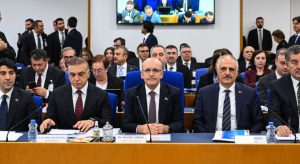 BAKAN ŞİMŞEK: "VERGİ VE HARÇLARDAKİ GÜNCELLEMENİN YENİDEN DEĞERLEME ORANI YERİNE ENFLASYON HEDEFLERİNİ DİKKATE ALARAK YAPILMASI GÜNDEMİMİZDE" "KÜRESEL KONJONKTÜRÜN ÜLKEMİZ İÇİN DAHA OLUMLU SEYRETMESİNİ BEKLİYORUZ" "CARİ AÇIĞI ENDİŞE KAYNAĞI OLMAKTAN ÇIKARDIK" "700 BAZ PUANA KADAR YÜKSELEN RİSK PRİMİMİZ 250 BAZ PUANIN ALTINA GERİLEDİ" "BÜTÇE AÇIĞININ 2025 YILINDA YÜZDE 3,6 OLARAK GERÇEKLEŞMESİNİ BEKLİYORUZ" "DOLAYSIZ VERGİLERİN TOPLAM VERGİ GELİRLERİ İÇİNDEKİ PAYINI 2026'DA YÜZDE 38,3'E ÇIKARMAYI HEDEFLİYORUZ" "KAYIT DIŞI İLE MÜCADELEMİZ SONUÇ VERİYOR, BU YIL 473 BİN MÜKELLEF İLK KEZ BEYANNAME VERDİ" "UZUN VADELİ VE UYGUN KOŞULLU 13,6 MİLYAR DOLAR FİNANSMAN SAĞLADIK" "2026'DA TARIM SEKTÖRÜNDE 262,3 MİLYAR LİRA VERGİDEN VAZGEÇİYORUZ"