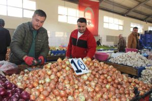 AMASYA PAZARINDA SOĞANIN KİLOSU 7 AYDIR 10 TL SOĞAN AMASYA’DA EKMEK VE SUDAN UCUZ