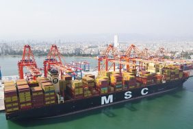 DÜNYANIN EN BÜYÜK KONTEYNER GEMİSİ MERSİN LİMANI'NA GELDİ