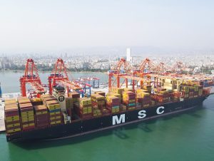 DÜNYANIN EN BÜYÜK KONTEYNER GEMİSİ MERSİN LİMANI'NA GELDİ