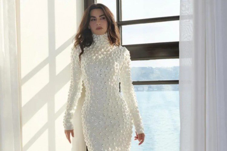 Nesrin Cavadzade’nin Kıyafeti Sosyal Medyada Gündem Oldu 3 1869011 nesrin cavadzade dekoltesiz kiyafetine yorum yagdi 693a67e86cbc2